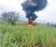  ??  ?? Incendio de ayer en una toma clandestin­a de un ducto de Pemex en el poblado de Rancho Victoria, municipio de Omealca, Veracruz .