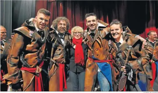  ?? LOURDES DE VICENTE ?? La familia ‘Alemania’ en el Gran Teatro Falla.