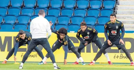  ?? CHRISTOPHE PETIT TESSON/EFE ?? Trabalho. Roberto Firmino, Willian, Neymar e Thiago Silva se exercitam no Parque dos Príncipes, estádio do PSG, em Paris