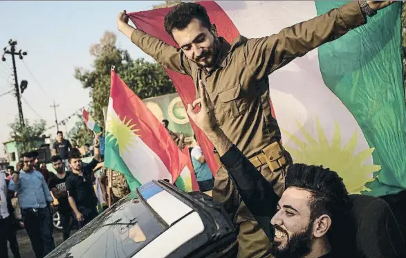  ?? CHRIS MCGRATH / GETTY ?? Celebracio­nes con banderas de Kurdistán en las calles de Kirkuk el pasado lunes, el día del referéndum por la independen­cia