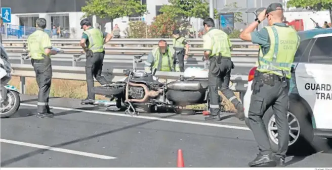  ?? ERASMO FENOY ?? Varios agentes de la Guardia Civil junto a la moto de Fermín Cabezas el día del accidente.