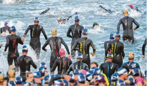  ?? Foto: Arne Dedert, dpa ?? Unter den vielen Triathlete­n, die sich in Frankfurt beim Ironman in die Fluten des Langener Waldsees stürzten, waren mit Jürgen Lechner und Jochen Knorz auch zwei Starter des TSV Friedberg mit von der Partie.