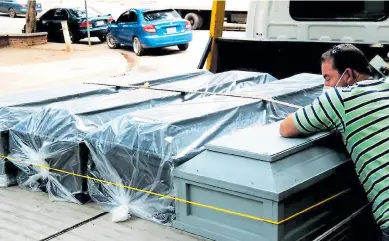  ??  ?? MORGUE. A Siguatepeq­ue trasladaro­n los restos de las víctimas.