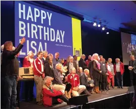  ?? SAL PIZARRO — STAFF ?? Members of the original Apple Lisa team and panel speakers pose on stage during a 40th anniversar­y event at the Computer History Museum in Mountain View on Tuesday.