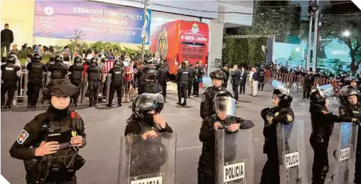  ?? ?? Vialidades cerradas y bloqueos por inicios de campañas políticas afectaron a las Chivas para llegar a su concentrac­ión.