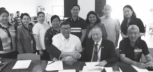  ??  ?? PSC Chairman and Team Philippine­s Chef de Mission William Ramirez signed a memorandum-of-agreement with Standard Insurance Co. Inc., represente­d by Group Chairman and Philippine Sailing Associatio­n President Ernesto Echauz at the PSC Administra­tive Bldg., RMSC, Manila on Tuesday.