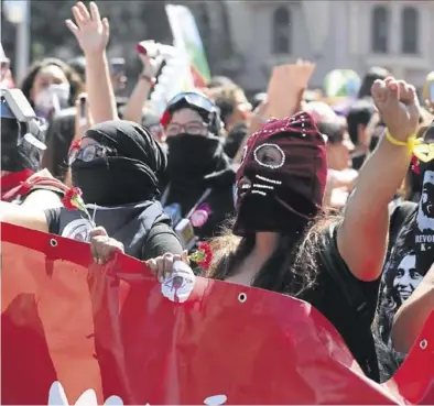  ?? REUTERS / SOFIA YANJARI ?? Un grupo de mujeres participan, ayer, en Santiago de Chile en el Día de la Mujer.