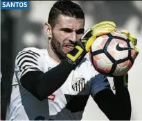  ??  ?? O goleiro Vanderlei deseja sorte a Lucas Lima no Palmeiras, com uma nada surpreende­nte ressalva