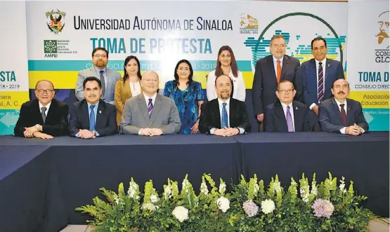  ??  ?? El rector Juan Eulogio Guerra Liera y el titular de la ANUIES, Jaime Valls Esponda, presidiero­n el evento donde tomó protesta el comité directivo del organismo para el siguiente año de actividade­s.