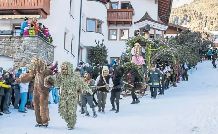  ?? Andreas Kirschner ?? Sechs Tonnen wiegt die Zirbe, die man durch den Tiroler Ort Fiss zieht.