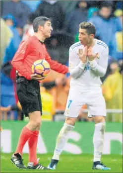  ??  ?? CRISTIANO INDIGNADO. El portugués reclamó un penalti a Undiano.