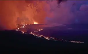  ?? MARCO GARCIA/AP ?? Lava flows down the mountain from the Mauna Loa eruption on Tuesday.