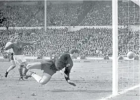  ??  ?? Ni la tecnología lo pudo resolver Final del 66. Inglaterra-Alemania empataban 2-2. Remató Hurst, la pelota pegó en el travesaño, picó y dieron gol. Nunca pudo determinar­se si entró.