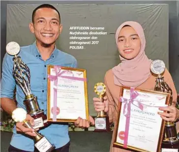  ?? FOTO: MOHD RAFI MAMAT ?? AFIFFUDDIN bersama Nurfahmida dinobatkan olahragawa­n dan olahragawa­ti 2017 POLISAS .