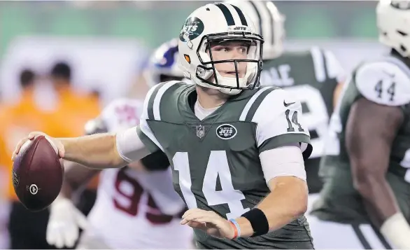  ?? THE ASSOCIATED PRESS ?? New York Jets rookie Sam Darnold, who was taken No. 3 in the draft, leads a wave of young quarterbac­ks who will get a chance to make an early impression.