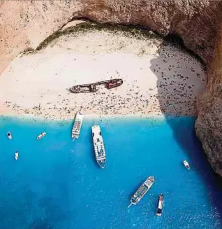  ?? Foto: Shuttersto­ck ?? Der berühmte Strand von Navagio auf der Insel Zakynthos. Nun hat ein Sturm das Schiffswra­ck in zwei Teile gerissen.