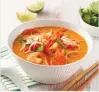  ??  ?? Soupe thaïe aux crevettes