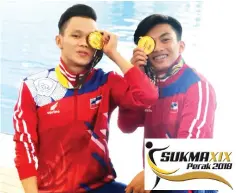  ??  ?? Gabriel (right) and Jellson show their gold medals after winning the synchronis­ed 3metre springboar­d final.