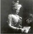  ?? Foto: dpa ?? Kaiserin Auguste Victoria bei der Lektü‰ re eines Buches.