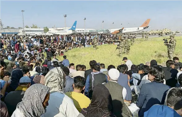  ?? SHEKIB RAHMANI / AP ?? Centenars d’afganesos a l’interior del recinte de l’aeroport de Kabul