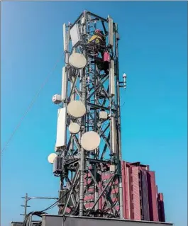  ?? ISTOCK ?? Torre con múltiples antenas de telefonía y telecomuni­caciones.