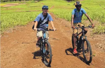  ?? FOTOS: MICHAEL JUHRAN ?? Mit dem E-Bike zu den Zuckerrohr­feldern der Insel.
