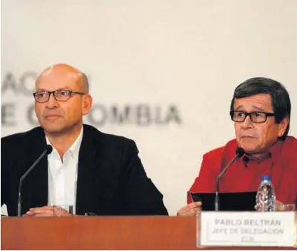  ?? AFP ?? El jefe de la delegación del Gobierno de Colombia, Mauricio Rodríguez (izq.), y el delegado del ELN, Pablo Beltrán, brindaron ayer una conferenci­a conjunta en el Ministerio de Asuntos Exteriores en Caracas.