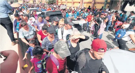  ??  ?? PERIPLO. Los hondureños continuaro­n a pie o a “jalón” su recorrido por el sur de Guatemala.