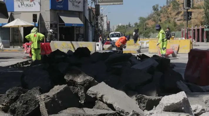  ?? ?? ► La mañana de este martes fue posible ver largas filas de autos en Avenida Recoleta, con algunos automovili­stas reportando que apenas lograron avanzar tres cuadras en 30 minutos.