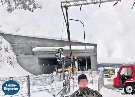  ??  ?? Die WK-Soldaten, die wegen des Weltwirtsc­haftsforum­s in Davos im Einsatz stehen, wurden von der ausgelöste­n Lawine überrascht.