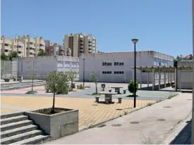  ?? ?? Fig. 2 Escola Secundária Vergílio Ferreira em Lisboa, inaugurada em 1983 - Projeto tipo 3x3: vista geral anterior à intervençã­o de reabilitaç­ão