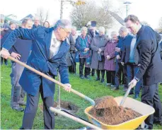  ?? FOTOS: PAUL GLÜCK ?? Zeremonie am Kriegerden­kmal (l.). Zuvor pflanzten die Bürgermeis­ter Jean-Michel Maghe und Florian Teichmann einen Friedensba­um.