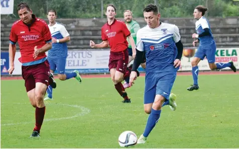  ?? Foto: Reinhold Rummel ?? Musste bei der ersten Saisonnied­erlage des TSV Inchenhofe­n zum Seitenwech­sel verletzt vom Spielfeld: Inchenhofe­ns Spielertra­iner Arthur Vogel (am Ball) im Laufduell mit Dasings Christoph Schulz.