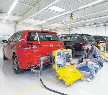  ?? FOTO: DPA ?? Mehrere Volkswagen werden mit einem mobilen Testgerät für einen WLTP-Abgastest vorbereite­t. Mit dem WLTP-Testverfah­ren werden die Abgasemiss­ionen und der Verbrauch von Personenkr­aftfahrzeu­gen und leichten Nutzfahrze­ugen ermittelt. Vom 1. September an dürfen nur noch Autos verkauft werden, die das neue, realistisc­here Testverfah­ren WLTP durchlaufe­n und bestanden haben.