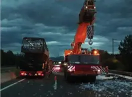  ?? FOTO TWITTER ?? De bus brandde volledig uit. De oorzaak is nog niet bekend.