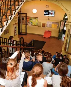  ?? Foto: Silvio Wyszengrad ?? Die Stufen im Treppenhau­s der Schule sind ein begehrter Platz. Von dort aus können die Schüler das Falkenpärc­hen und ihre Jungen beobachten.