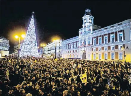  ?? PACO CAMPOS / EFE ?? Miles de mujeres y hombres se manifestar­on ayer en el centro de Madrid para rechazar la violencia machista