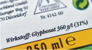  ?? Foto: Patrick Pleul, dpa ?? Über den Wirkstoff Glyphosat ist zuletzt kontrovers diskutiert worden. Doch ganz so leicht zu ersetzen ist er nicht, sagen Fach leute.