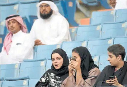  ?? AFP ?? Más espacio. Las mujeres sauditas podrán desde ahora asistir a los estadios de fútbol de la monarquía.