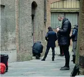  ?? (Italy Photo Press) ?? Sopralluog­o
I carabinier­i del Ris lo scorso dicembre a Siena mentre effettuano dei rilievi nel punto in cui è caduto David Rossi