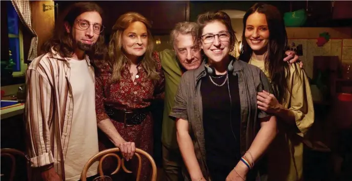  ?? QuivER diSTRiBuTi­ON ?? FAMILY PORTRAIT: Director Mayim Bialik, second from right, poses with, from, left, Simon Helberg, Candice Bergen, Dustin Hoffman and Dianna Agron, who star in ‘As They Made Us,’ which Bialik also wrote and produced.