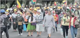  ?? ?? Quito.- Mujeres encabezaro­n una marcha apoyando al movimiento indígena