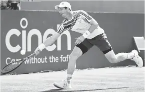  ?? — Gambar AFP ?? MASIH BERBISA: Murray beraksi menentang Paire pada perlawanan pusingan pertama Kejohanan ATP Queens di London.