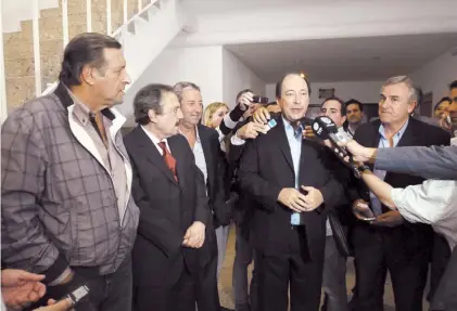  ??  ?? Tregua. Rozas, Alfonsín, Cobos y Morales rodean ayer a Sanz en el hall del Comité Nacional de la UCR.