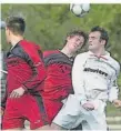  ?? FOTO: ARCHIV/HANS KRÄMER ?? Zwischen 2000 und 2002 spielte Bernhard Weis (rechts, hier beim Kopfball gegen die Salmrohrer Michael Lamberti und Michael Reichert) im Sturm von Eintracht Trier.
