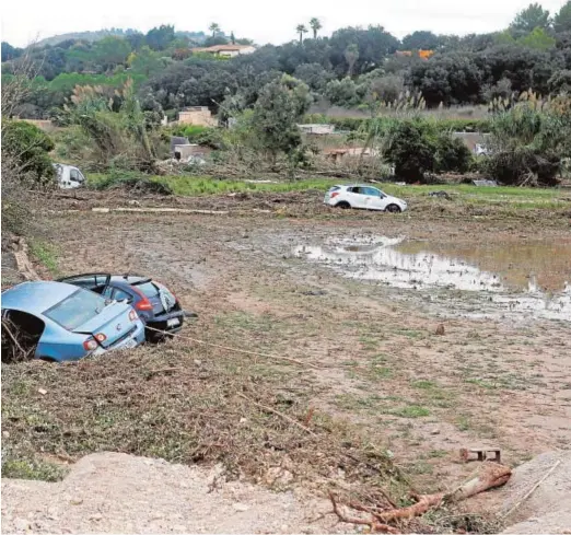  ?? REUTERS ?? Automóvile­s arrastrado­s tras la riada de Sant Llorenc (Mallorca) que costó la vida a trece personas
