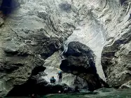  ??  ?? Gallery Dall’alto: un corso collettivo di kayak, canyoning sul Rio Serra e nelle Gole della Lima