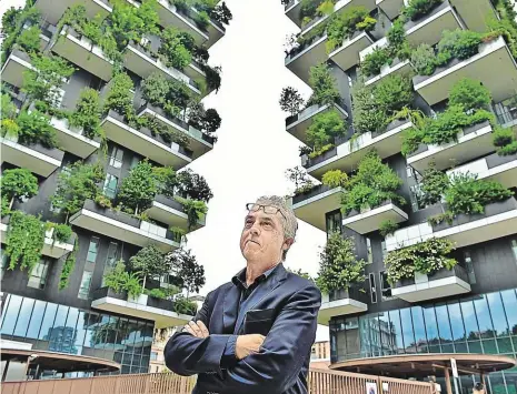  ?? Foto: Profimedia.cz a ČTK ?? Tvůrce a jeho město Slavný architekt Stefano Boeri začal svůj vertikální les v Miláně (foto nahoře) budovat v roce 2009, dokončen byl o tři roky později. Na spodním snímku je projekt dvou zelených mrakodrapů v čínském Nankingu.