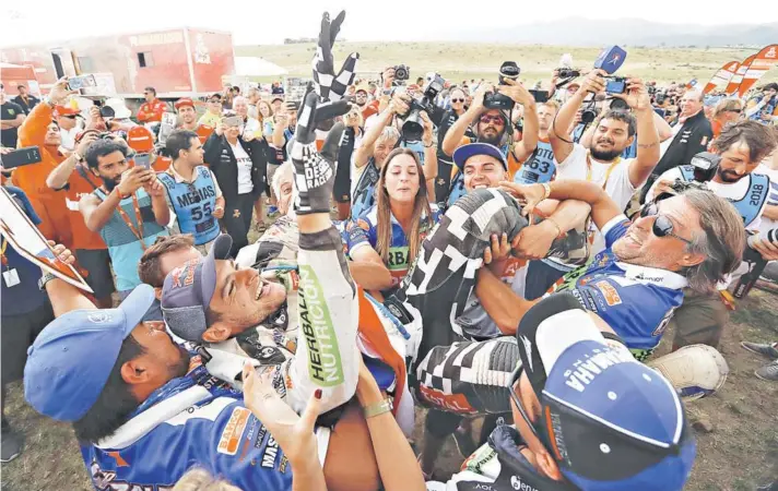  ??  ?? ► Ignacio Casale celebra con su equipo el primer lugar en el Dakar 2018.