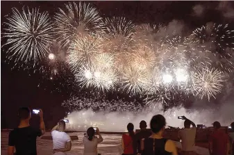  ?? | fotos: Joaquín Hernández Mena ?? Miles de cubanos disfrutaro­n de grandes espectácul­os con fuegos artificial­es. En áreas del Malecón, La Punta y la Avenida del Puerto se concentró el público el viernes; el sábado tuvieron lugar en el cierre de la gala frente al Capitolio.